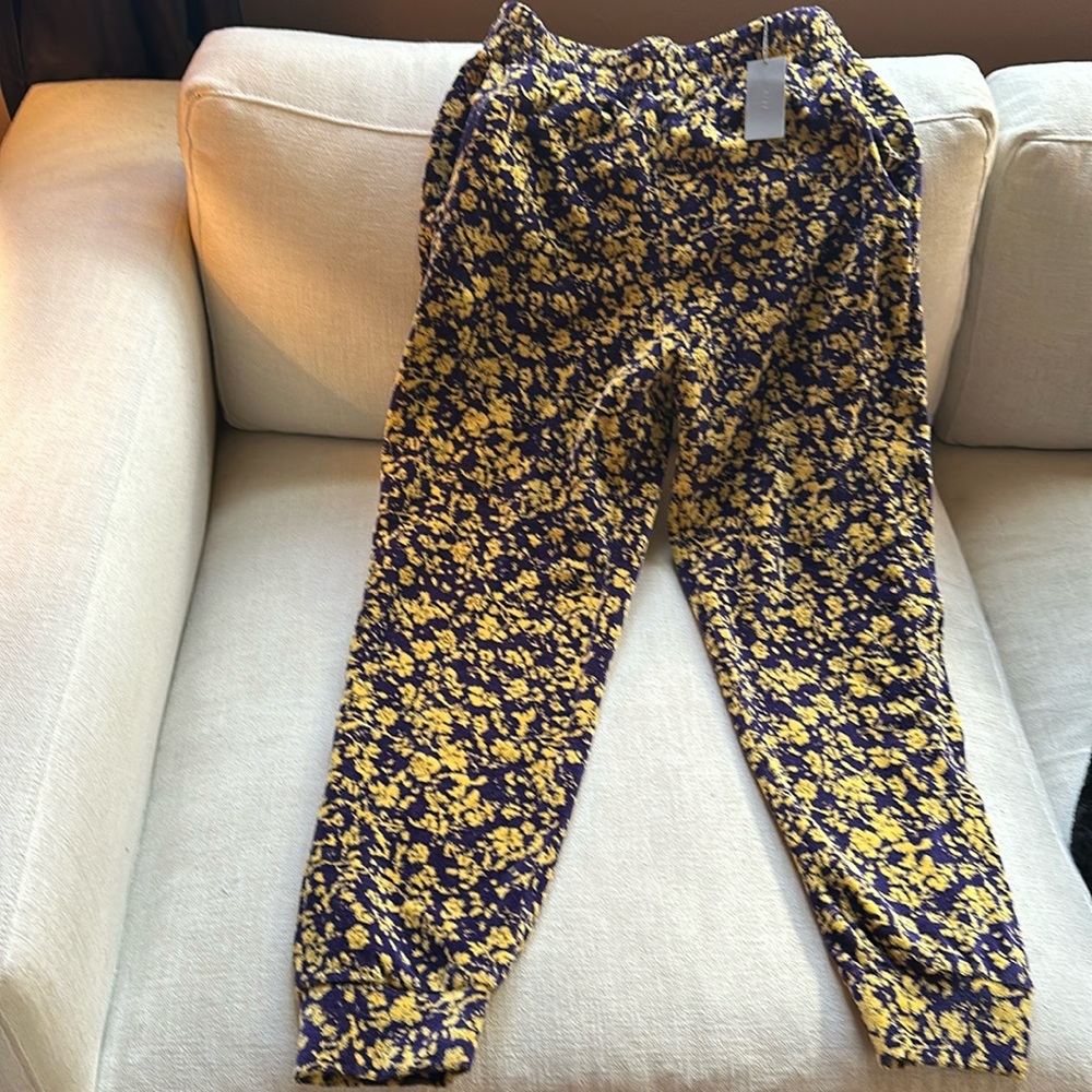 6397 velour floral joggers. NWT